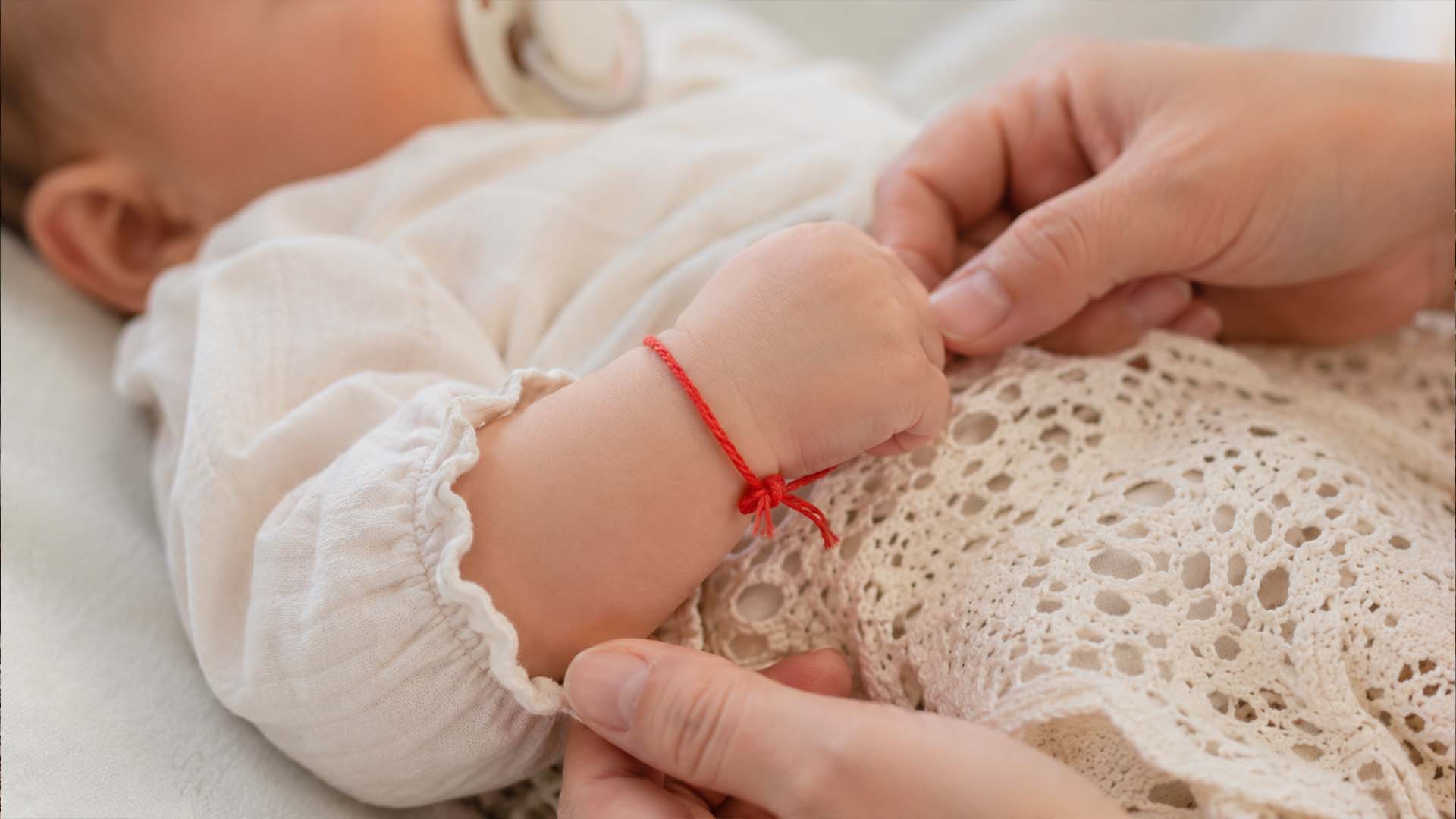 Crveni konac protiv uroka – stari običaj zaštite od zlih pogleda